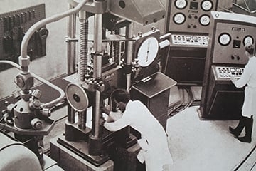 Fatigue testing in the DNV laboratory in Oslo in 1966. Here static and dynamic loads up to 100t could be applied