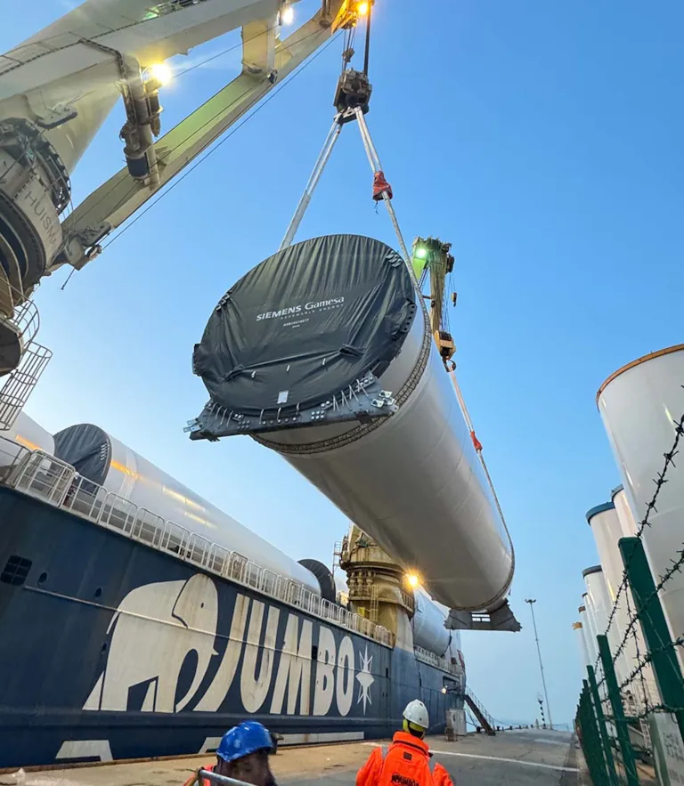 Heavy lift operations in port
