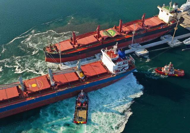 Bulk carriers during port operations