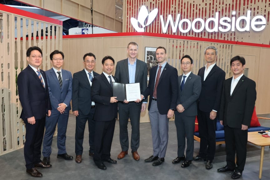 Award at Gastech 2024: Chul Young Kang of DNV, Moon Seok Na of Glovis, Shun Ho Shin of DNV, Byeong-Yong Yoo of HD Korea Shipbuilding and Offshore Engineering, Adrian MacMillian of Woodside, Martin Cartwright of DNV, Seokho Yoon of Mitsui OSK Lines, Yoshihiko Sugimoto of Mitsui OSK Lines, and Jiheon Ryu of Hyundai Heavy Industries