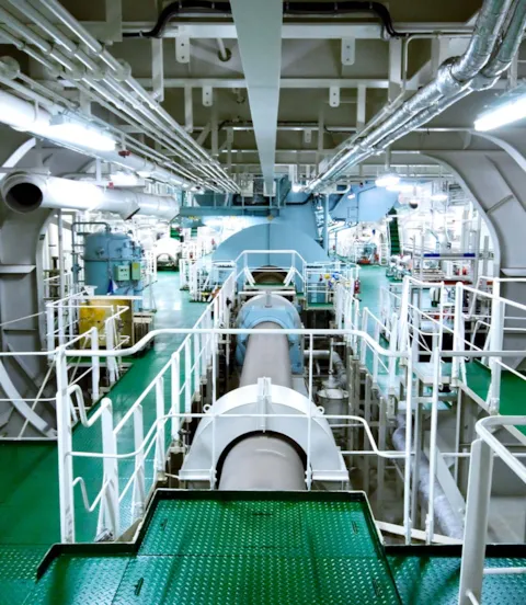 Cruise_ship_propeller_shaft.jpg